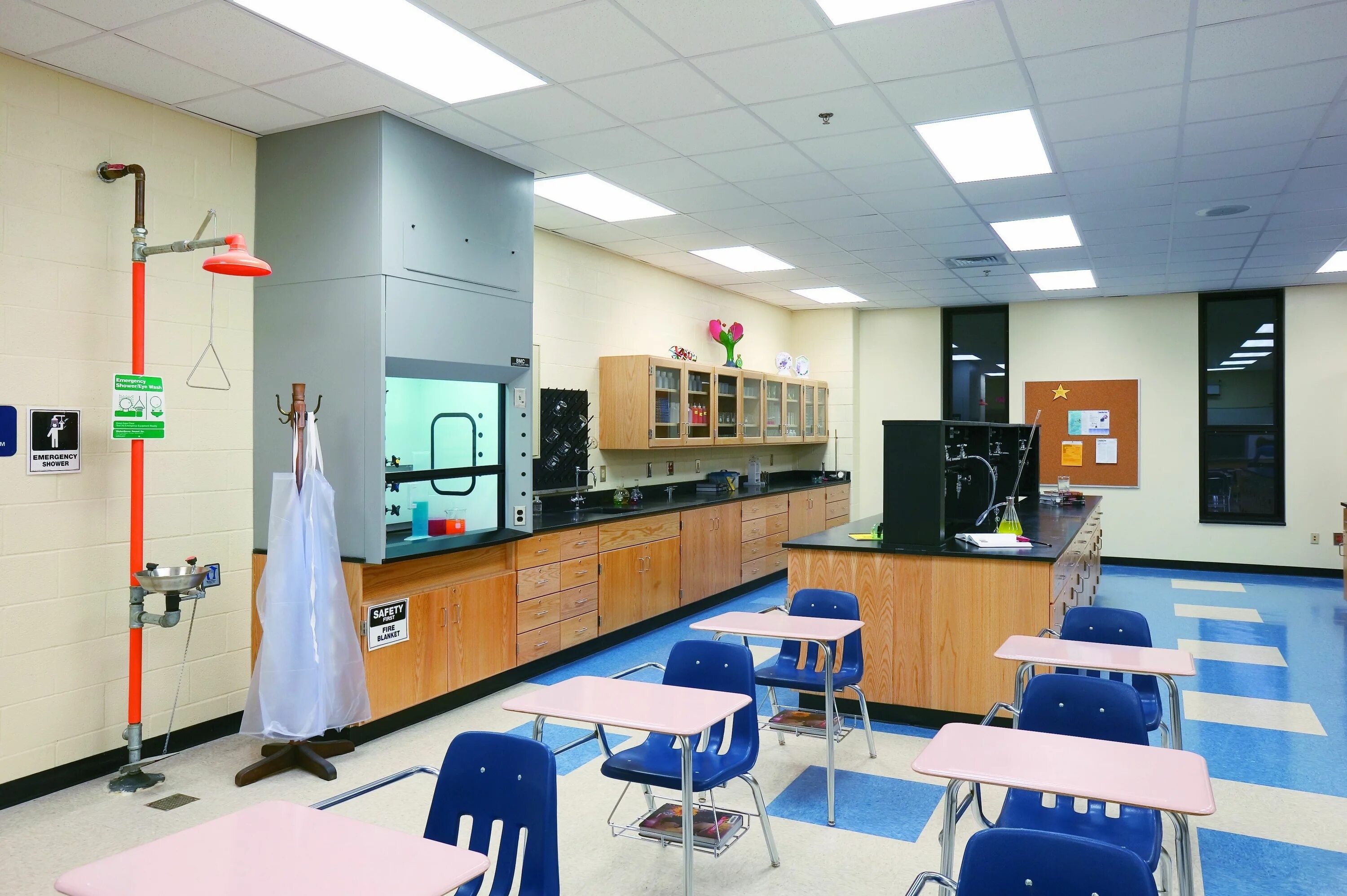 Современное оборудование для школы. Современный учебный кабинет. Современный кабинет химии. Современная Школьная лаборатория.