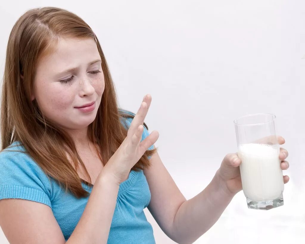 Невкусное молоко. Плохое молоко. Девочка не любит молоко.