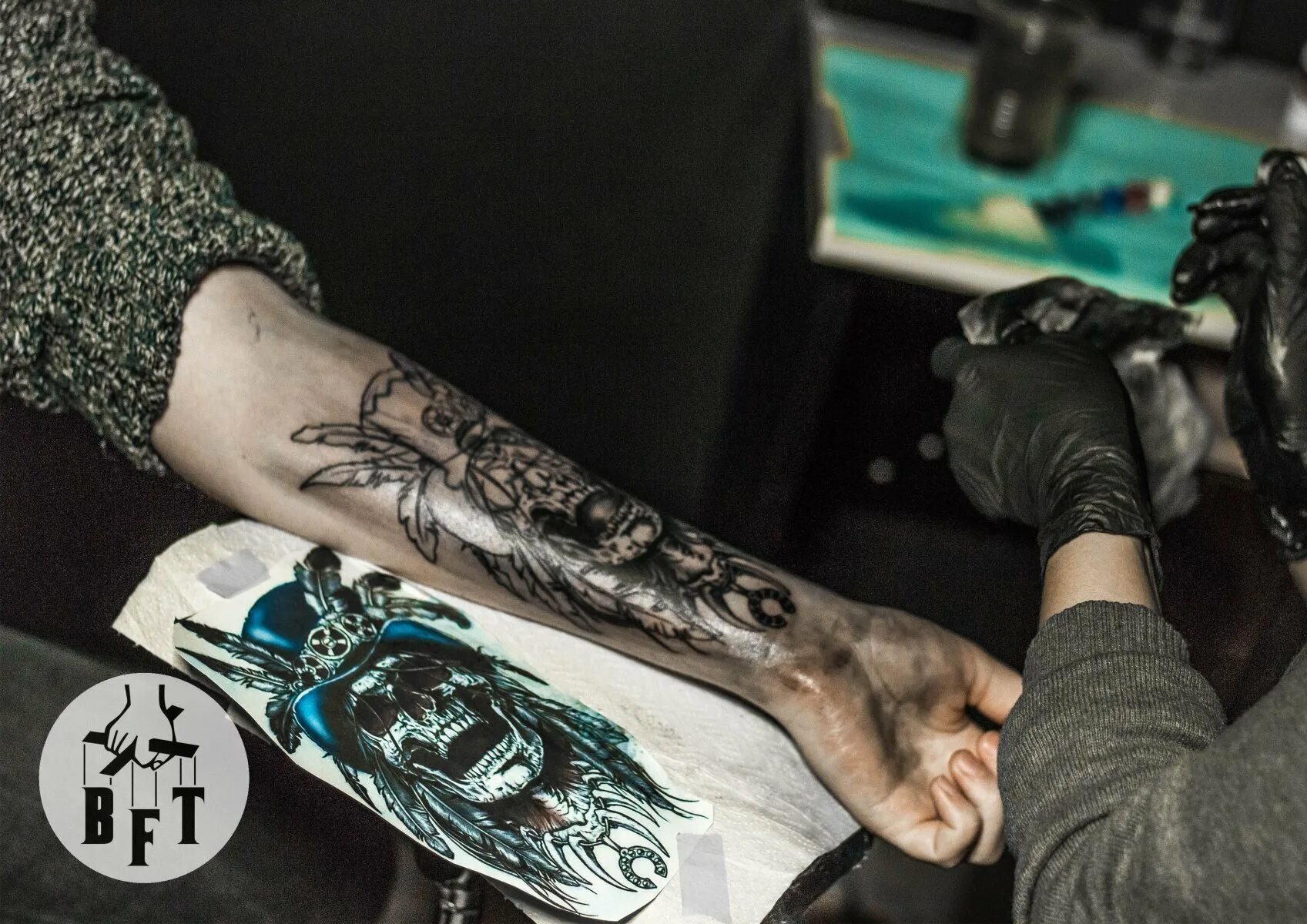 современное тату на руку. красивые тату для парней на руке. тату надплечье мужские. тату на предплечье ад. мужская тату.