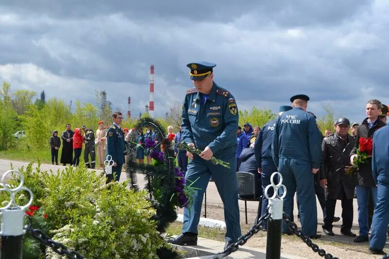 Что случилось на снпз сегодня в сызрани. МЧС Сызрань. К стеле цветы возлагает. Фото памяти погибшим. Пожар на СНПЗ Сызрань.