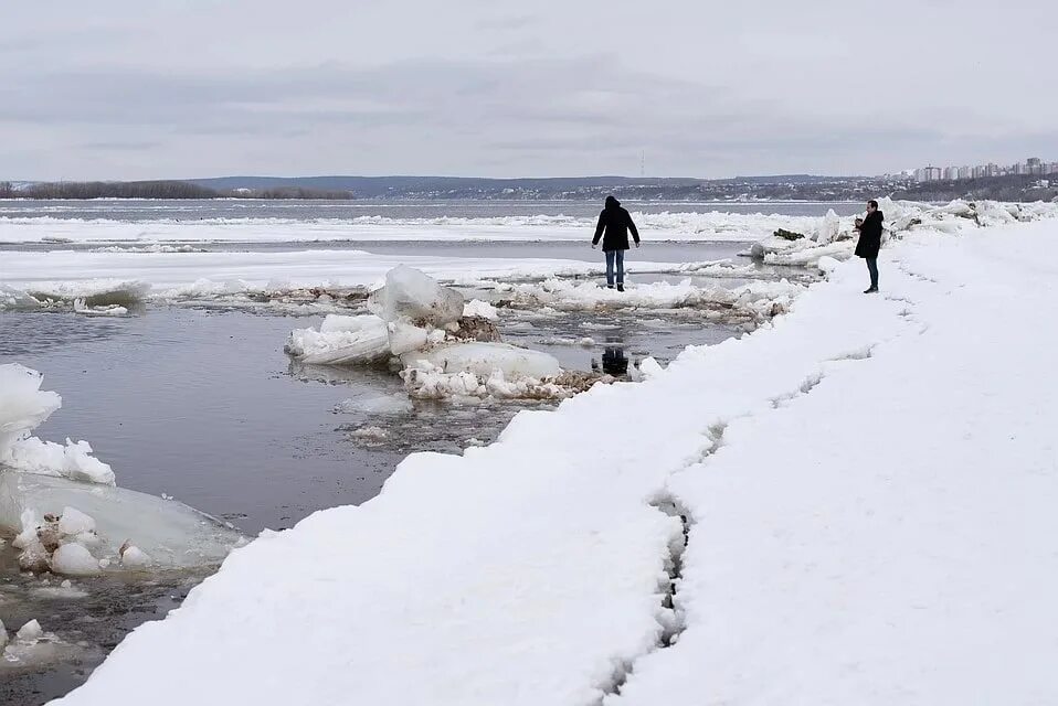 Будет ли лед по пушкинской карте. Таяние льда на Волге. Река Волга во льду. Волга освободилась ото льда. Самара Волга лед.