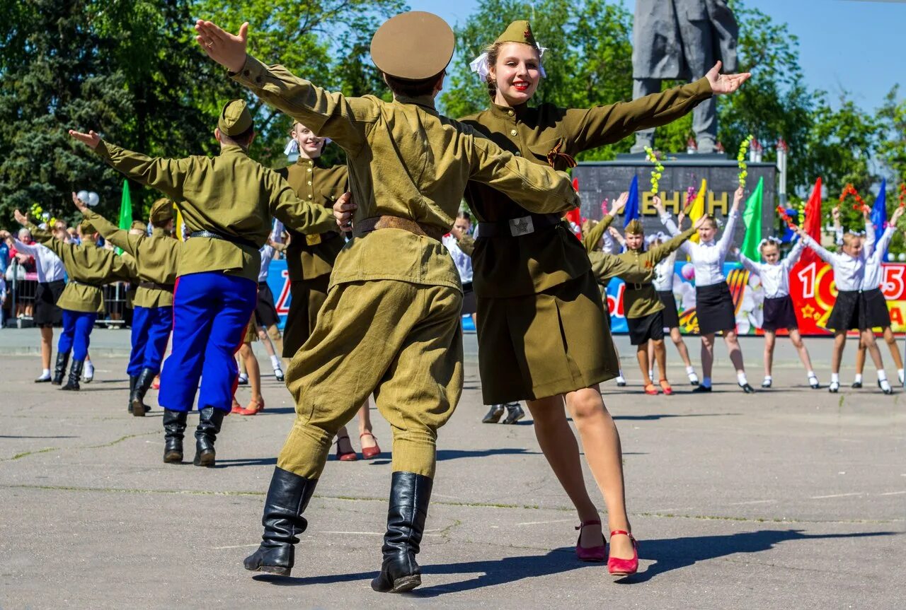 Празднование дня Победы. Празднование дня Победы 9 мая. Танец Победы. Военные праздники.