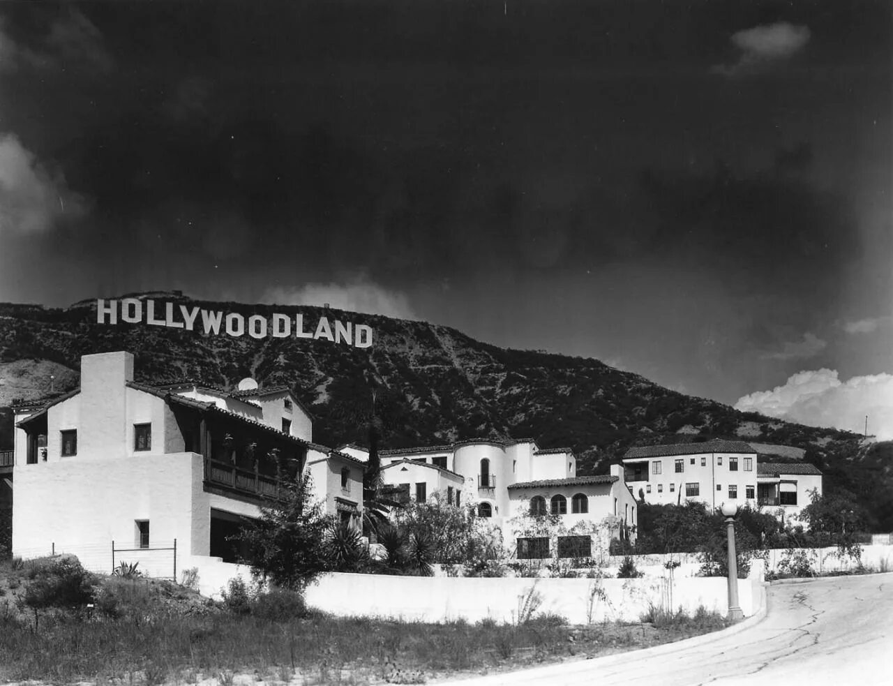 Лос анджелес надпись голливуд на горе. Голливуд в 19 веке. Hollywoodland надпись. История про голливуд. Голливуд поселки.