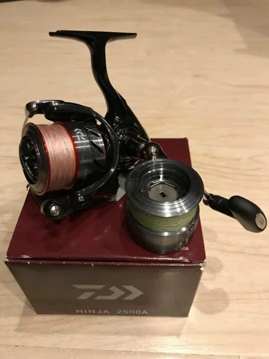 Катушка ninja 2500. Катушка daiwa ninja 2500a. рыболовная катушка daiwa 2500. катушка daiwa ninja 2500 a ролик лескоуклвдввателя. дайва ниндзя вес катушки.