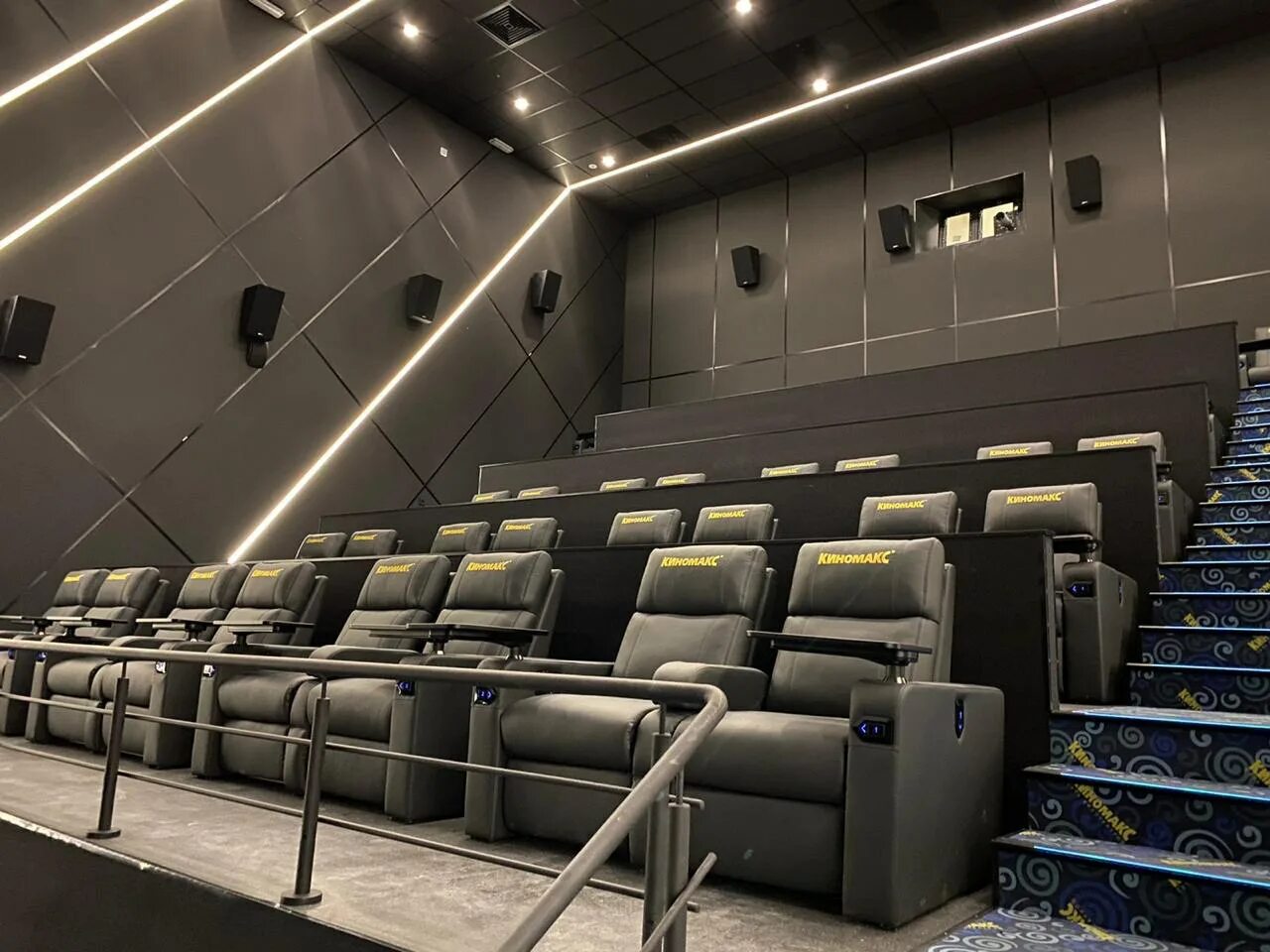 Сколько мест в большом кинозале. Мегаполис кинотеатр екатеринбург вип. Vip зал планета киномакс красноярск. Вип зал киномакс 3d мегаполис екатеринбург. Vip зал vikonda cinema.