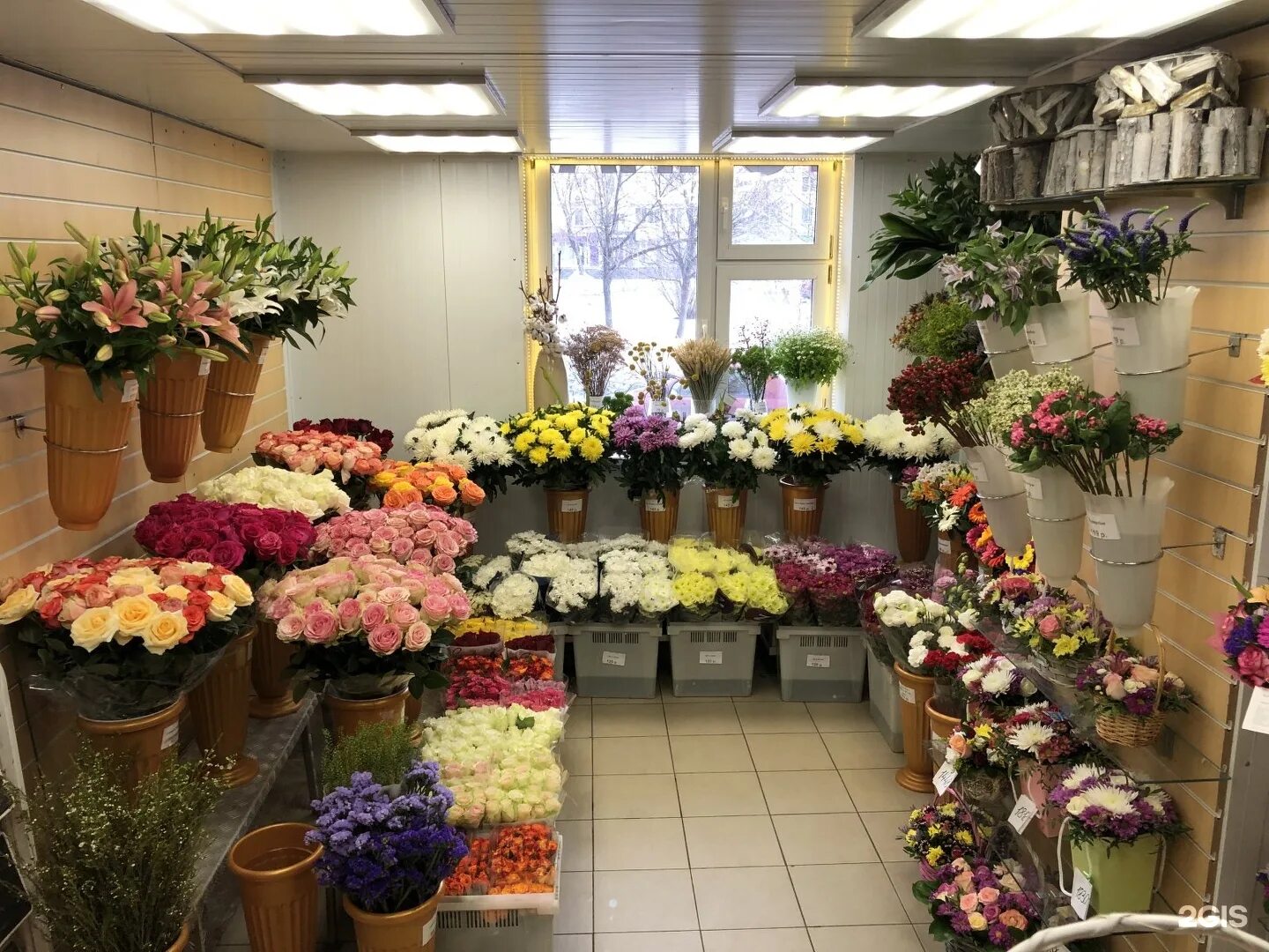 Цветы в цветочном магазине. Интерьер цветочного магазина. Цветочный магазин изнутри. Оптовый магазин цветов. Цветочный магазин тобольск