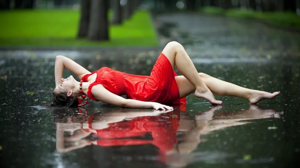 Сборник лучших мелодий наслаждайтесь. Девушка под дождем. Девушка в Красном. Девушка в платье под дождем. Девушка в Красном платье лежит.