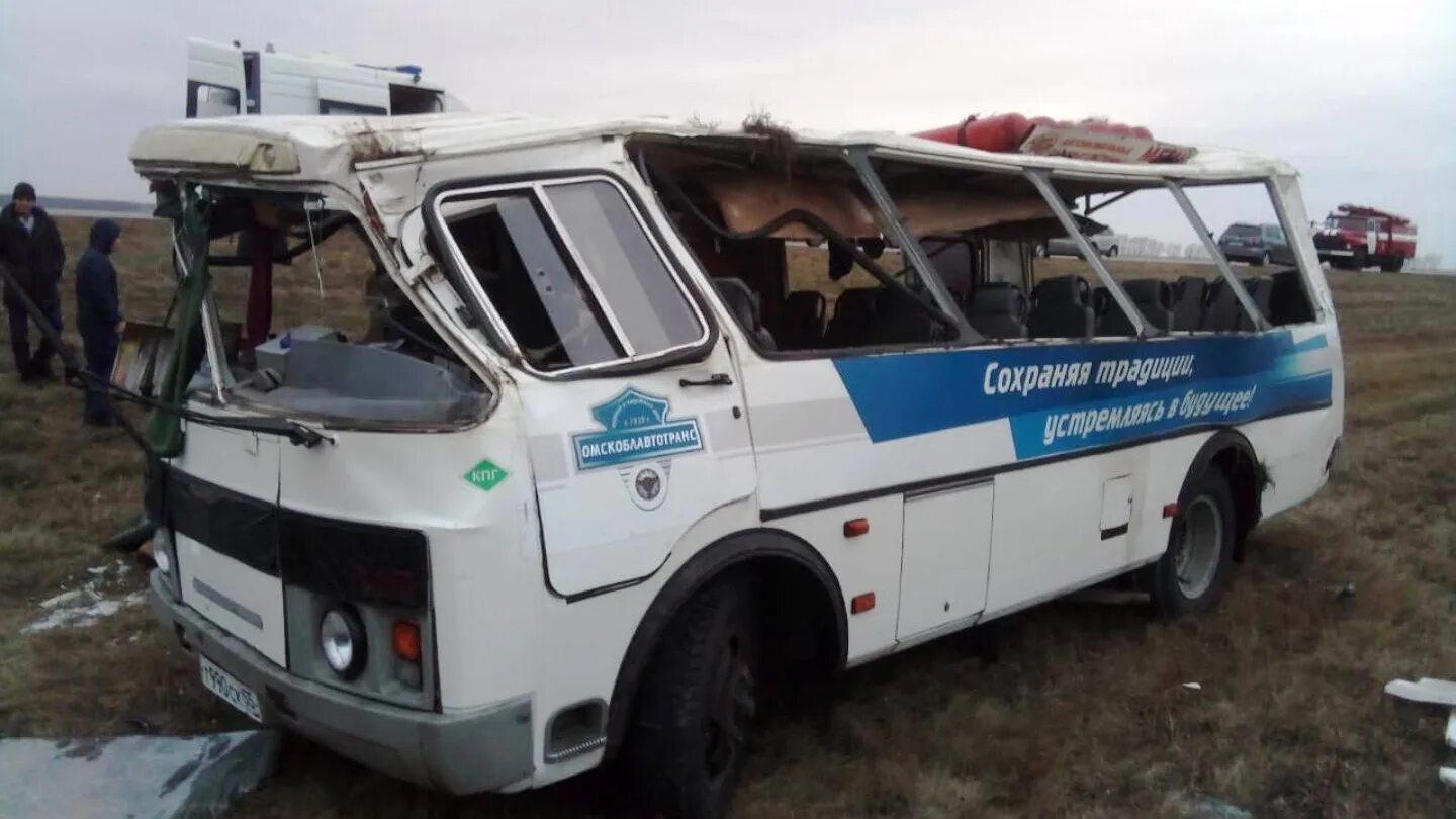 Крутинка автобус. ПАЗ 3205 разбитый. ПАЗ 32053 авария. ДТП С автобусом в Омской области.