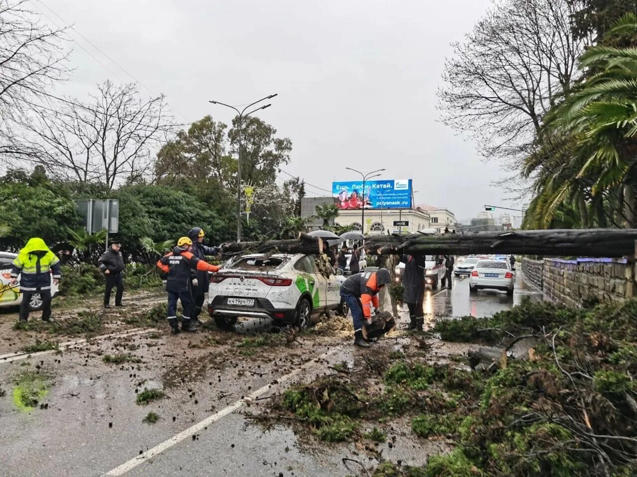 Упала сочи. Сочи дорожные пробки. В сочи машина упала в обрыв. Река сочи. 08.