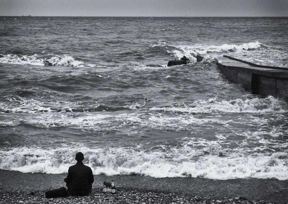 Грустью море не вычерпаешь. Море грусть. Человек на берегу моря. Одинокий человек у моря. Море одиночество.