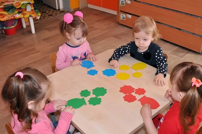 Младшая группа в детском саду. Конструирование в младшей группе детского сада. Дети 2 младшей группы. Табличкмладшая группа. Занятия для детей младшей группы.