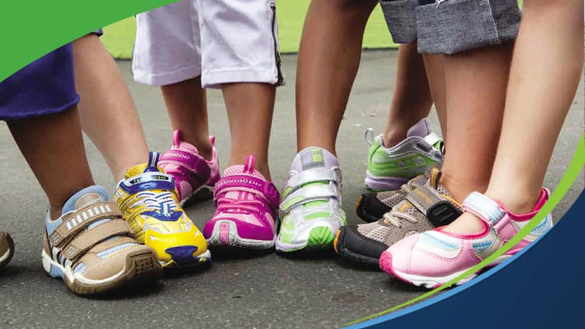 Обувь спортивная. Детская обувь. Ребенок. Ребенок одевается. Детские ноги в кроссовках.