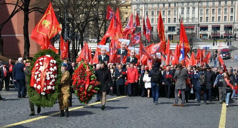 Возложение венков к мавзолею Ленина 2023. Возложение венков к мавзолею Ленина 22.04 .2024. Коммунисты возложение венков. Союзники КПРФ. 19 апреля 2024 какой праздник