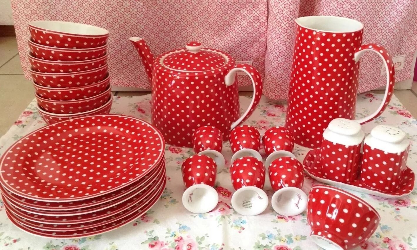 Тарелки красный горох. Красный сервиз люминарк. Горох в тарелке. Столовый набор "vabene". Villeroy boch набор посуды красный.