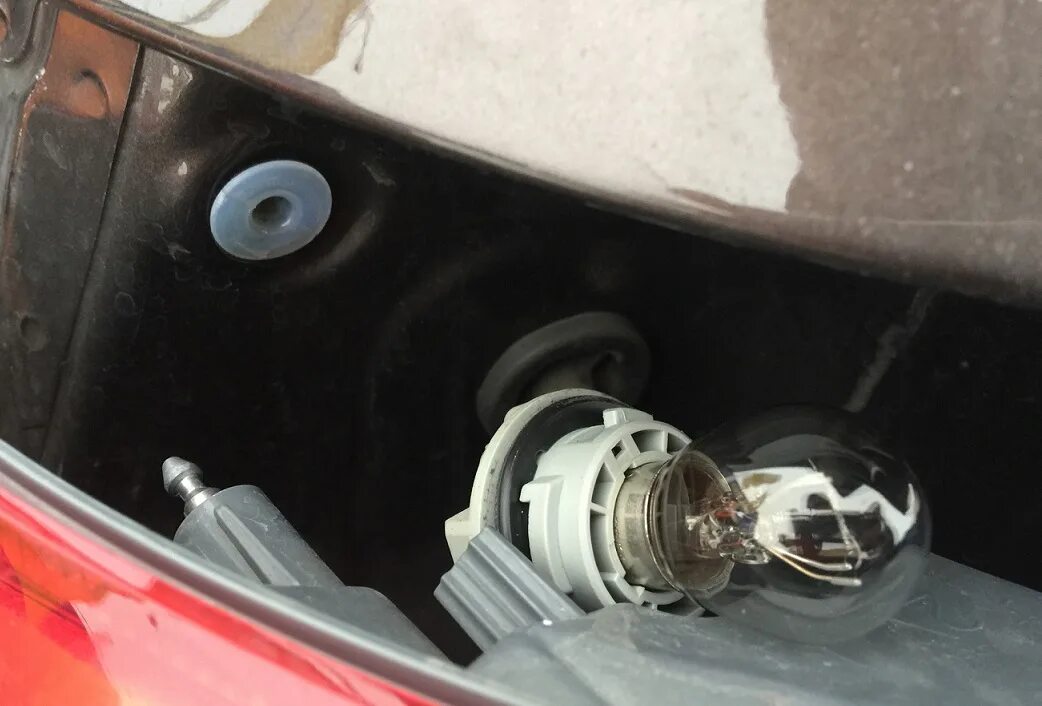 Стоп лампа киа рио. Патрон лампы стоп p21/5w kia rio 2015. Патрон лампы дополнительного стоп сигнала rio 2021. Рио 3 замена лампы стоп сигнала. Патрон лампы заднего фонаря киа рио 3.