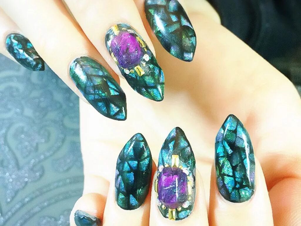маникюр мозаика. маникюр с витражным гелем. витражные ногти 2022. витражный гель лак. витраж на ногтях.