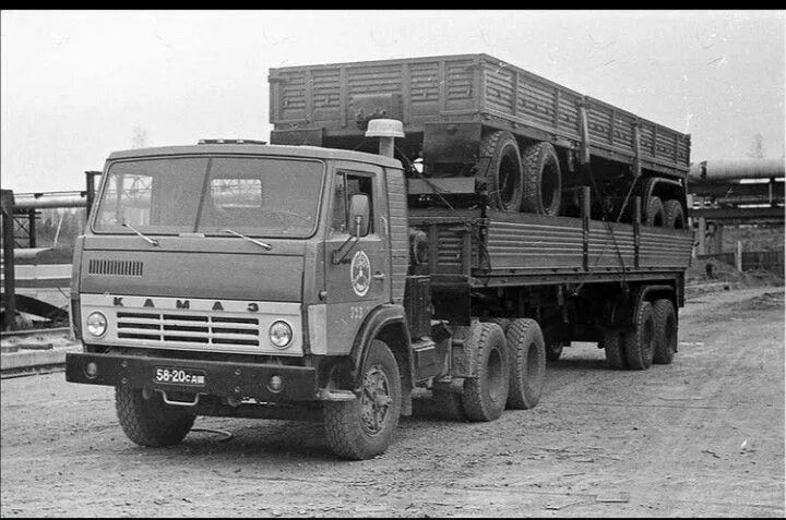 12 декабря 1977 года с главного сборочного конвейера автомобильного завода был в