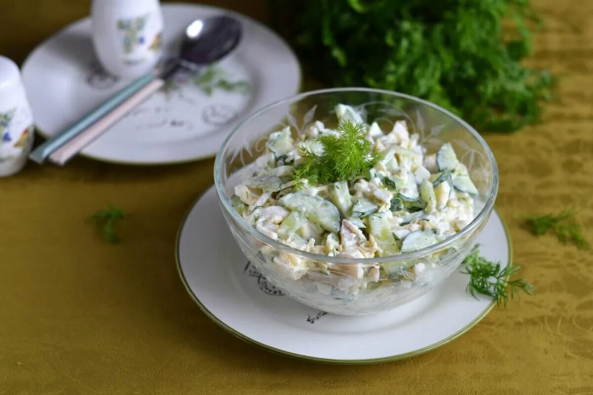 Простой салат из яиц огурцов. Салат с кальмарами и яйцом и огурцом. салат из кальмаров с яйцом и огурцом. салат с кальмаром и огурцом. салат с кальмарами и яйцом.