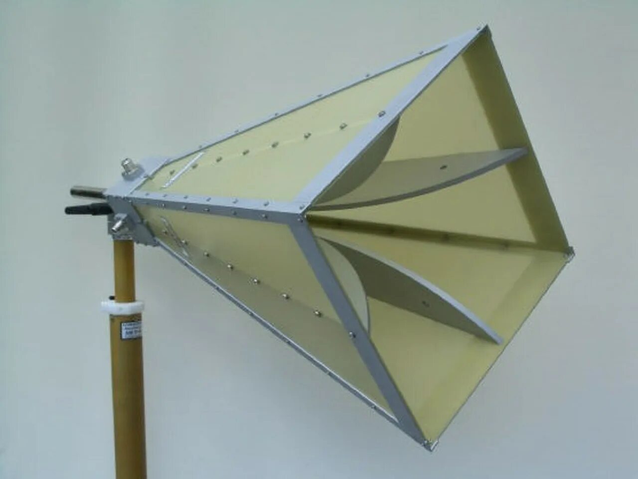 Horn antenna. Рупорные антенны Schwarzbeck. Schwarzbeck рупорная антенна bbha9120d. Широкополосные рупорные антенны. Рупорные антенны Schwarzbeck 1-10 ГГЦ.