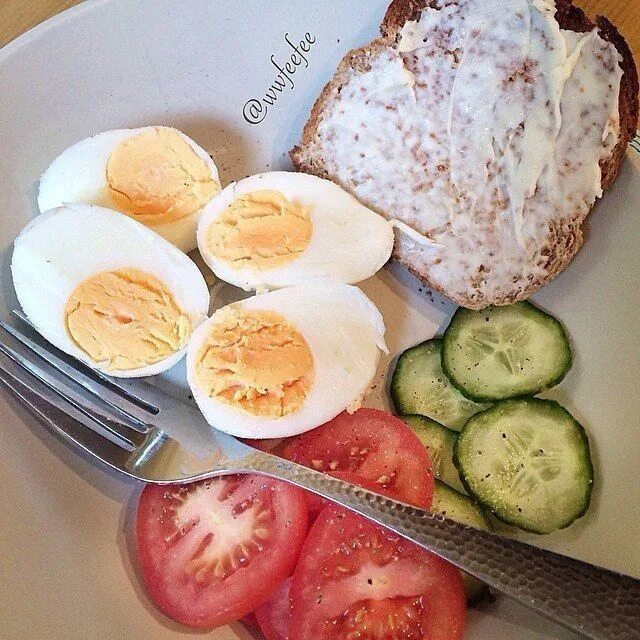 ПП завтрак. Завтрак для похудения. ПП завтрак с яйцом. Завтрак с вареными яйцами.