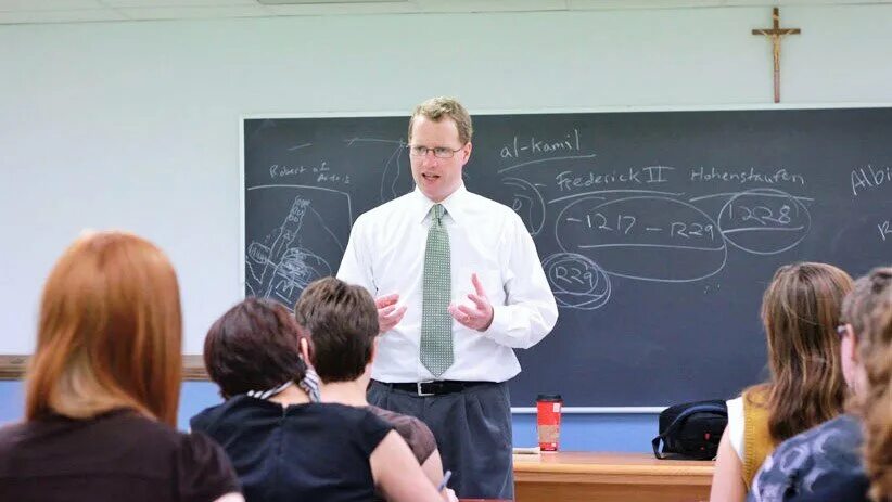 Учитель и старшеклассники. Профессор в вузе. Преподаватель вуза. В университете были преподаватели. Лекция в университете.