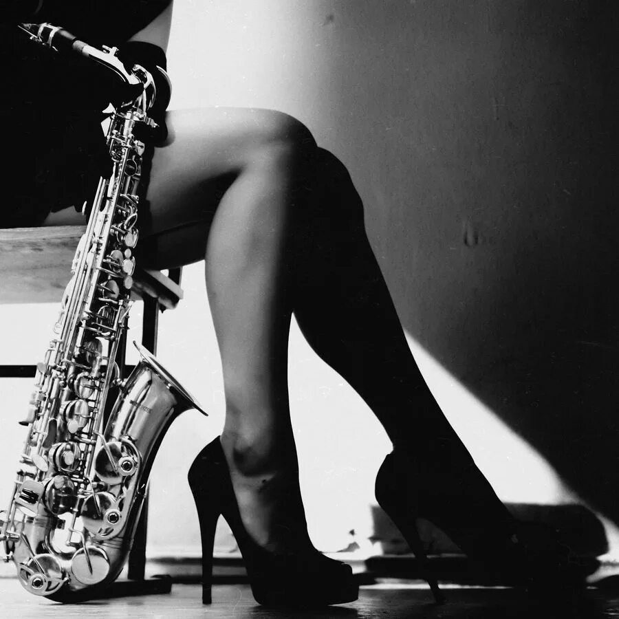 Кэнди Далфер саксофон. Фотосессия с саксофоном. Девушка с саксофоном.