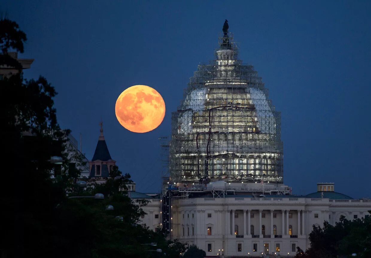 Луна. Луна в Америке. Большая Луна. Огромная Луна в США.