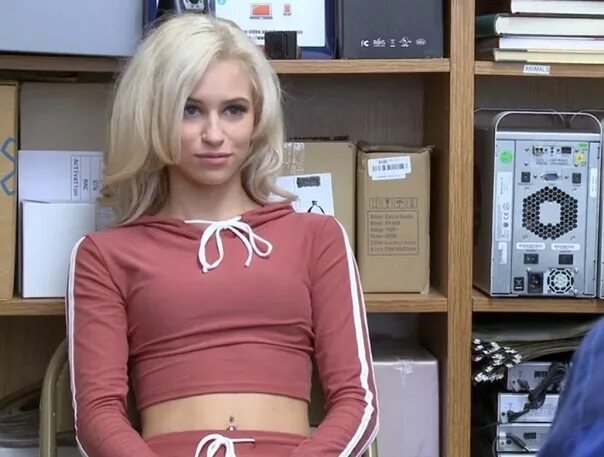 Shoplyfter vk. Shoplifter Kiara Cole. Shoplyfter с маленькой блондинкой. Shoplyfter с большими сиськами блондинка. Киара Коул секретарша.