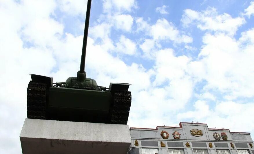 Стих танк на пьедестале. Песня танк герой текст. Красный лиман памятник танк. Ис 3 россошь. Танк на постаменте.