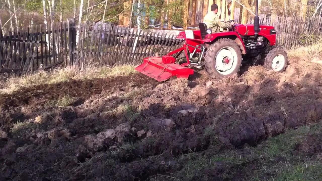 Трактор при вспашке земли двигаясь равномерно. Вспашка целины зтм-60. перепахать участок трактором. вспашка целины минитрактором. вспашка фрезой трактором.