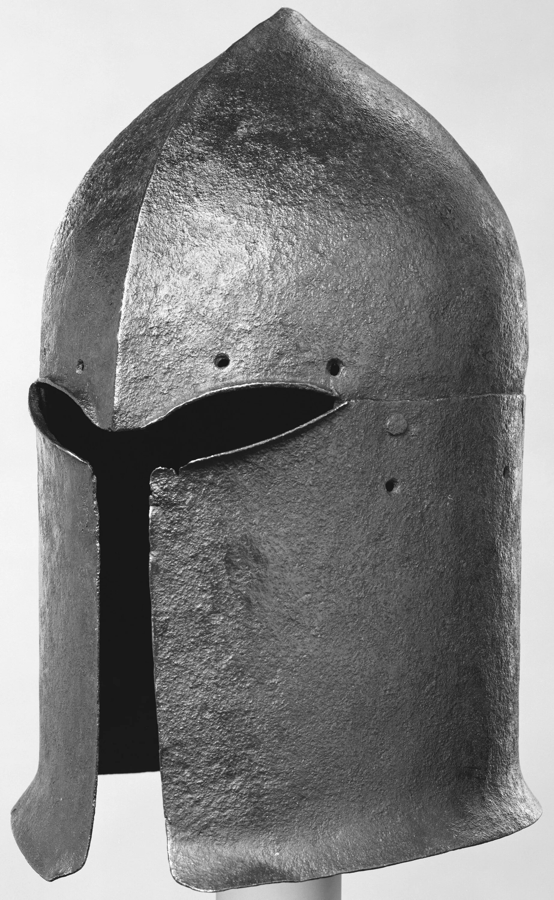 Средневековый шлем капеллина доспех. Шлем сбоку средневековье. Шлема воинов средневековья. Рыцарские шлемы средневековья. Норманнский шлем средневековые шлемы.