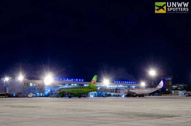 Аэропорт домодедово новосибирск. Аэропорт москва домодедово самолет. Самолет с 7 в домодедово. Самолёт s7 airlines домодедово. Домодедово новосибирск сегодня.