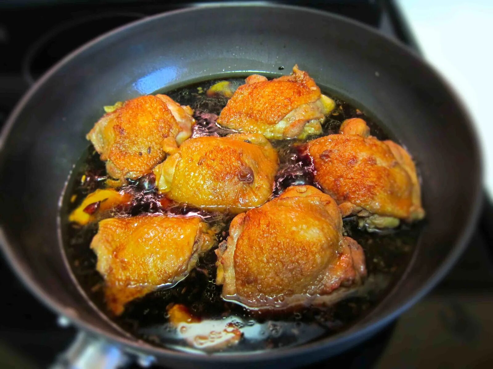Как вкусно пожарить бедро курицы на сковороде. Куриные бедрышки в соевом соусе. куриные бедра в соевом соусе в духовке. куриные бедра в соевом соусе на сковороде. куриные бедрышки в соевом соусе в духовке.