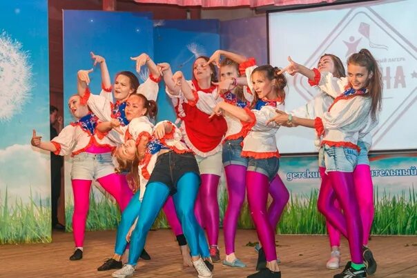 Вожатский клуб в школе. Выступление вожатых в лагере. Вожатский концерт. Самград лагерь аткарск. Образ креативного вожатого.