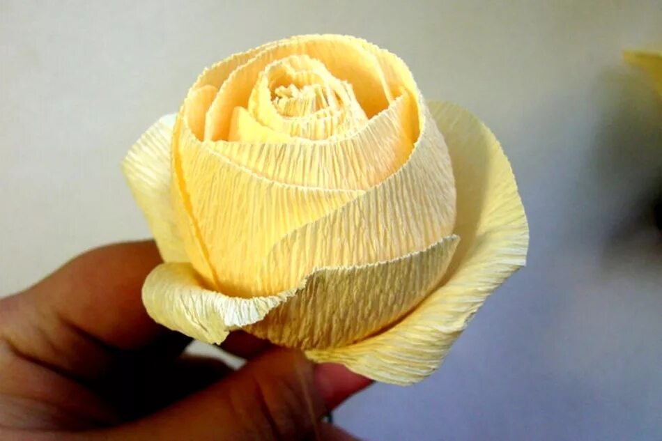 Мастер класс розочка. Розы из гафрированнойбумаги. Розы из гофрированной бумаги. Цветы из гофробумаги. Розы из гофробумаги.