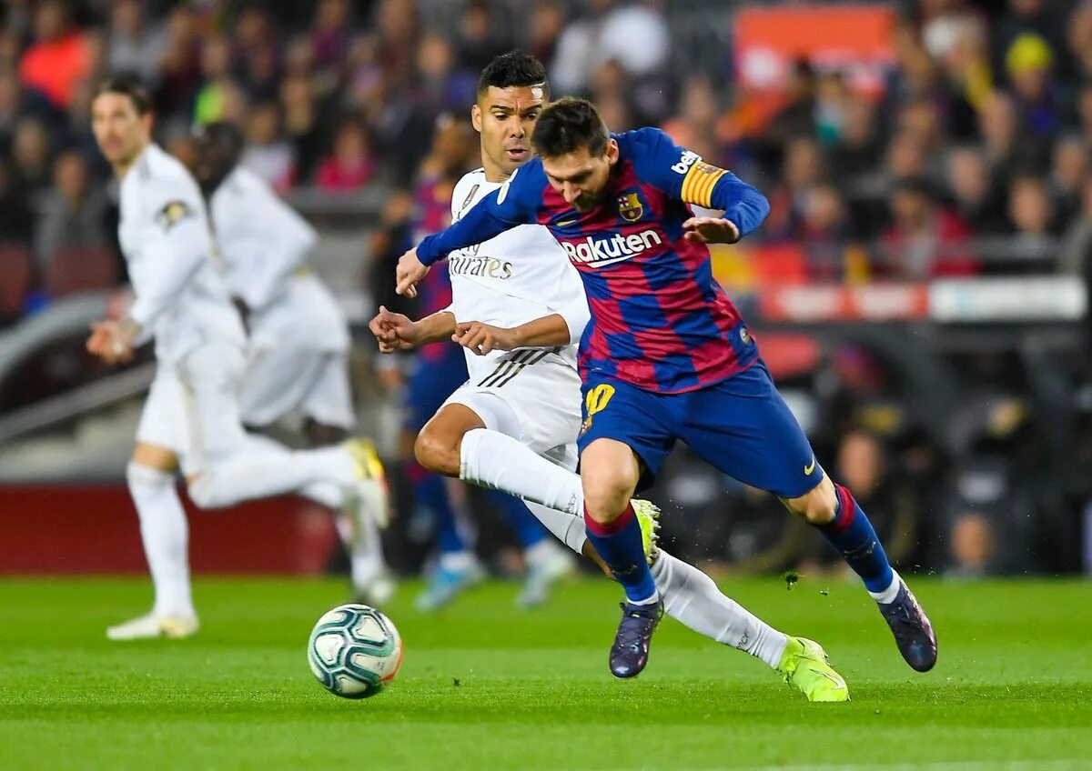 Матч барселона реал 2025. Каземиро против месси. casemiro vs messi. месси против реал мадрид. месси против реала.