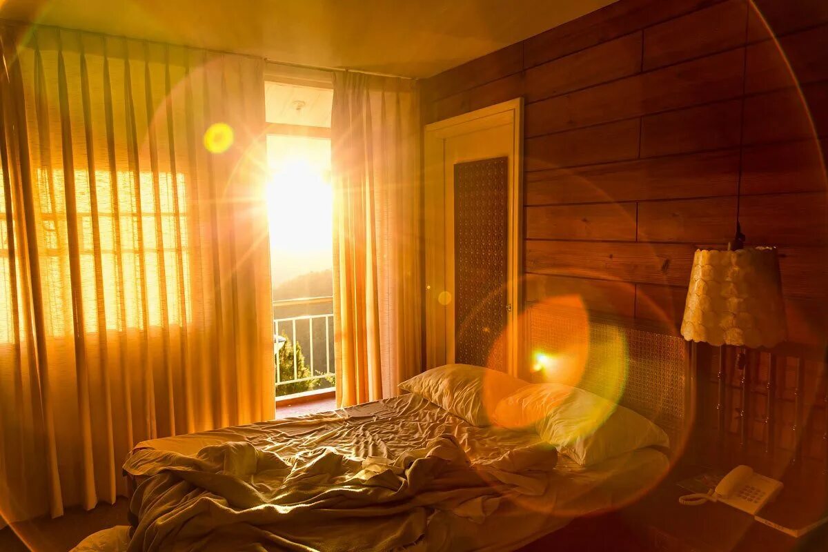 Стояло раннее утро солнце освещало. Лучи солнца в комнате. Солнце в комнате. Утро в комнате. Солнечный свет в комнате.