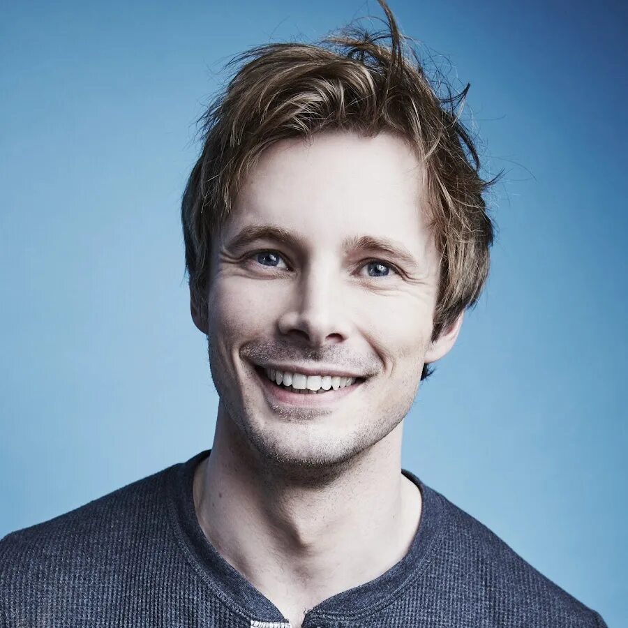 Bradley James 2022. James edit