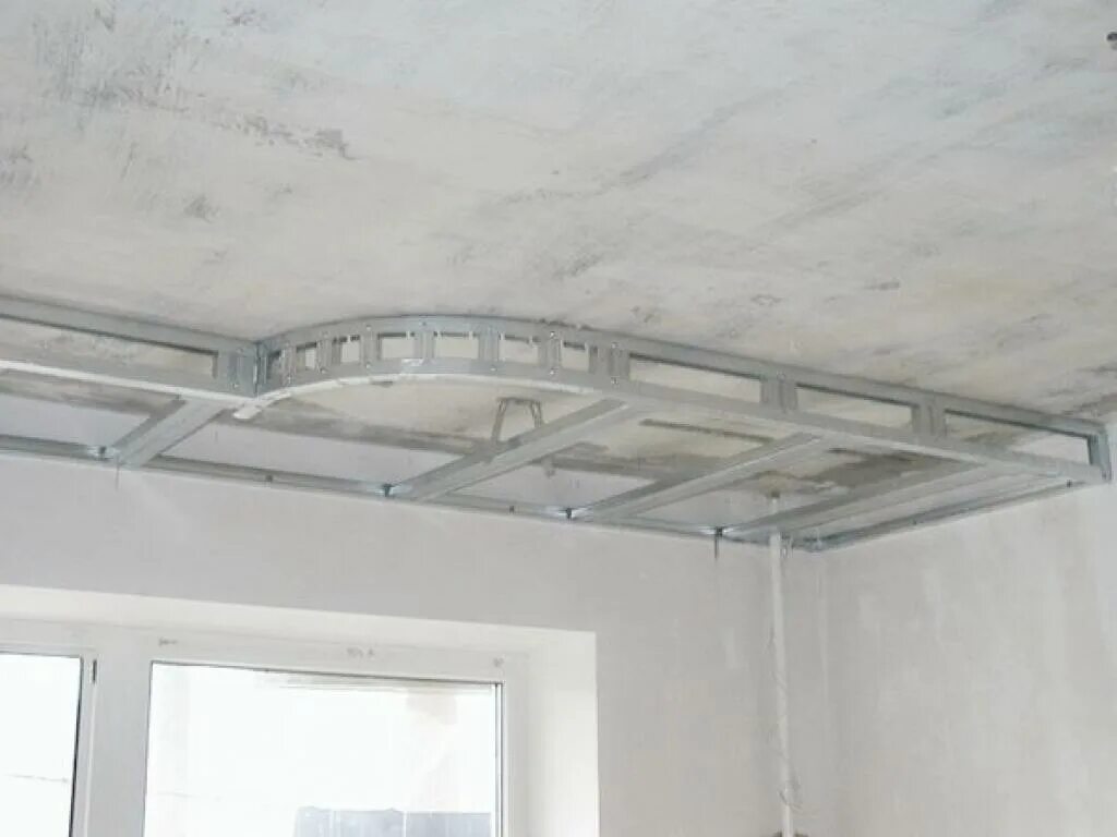 Каркас многоуровневого потолка из гипсокартона. Двухуровневый потолок из гипсокартона. Двухуровневый потолок каркас. Подвесной потолок из гкл. Каркас для потолка из гипсокартона.