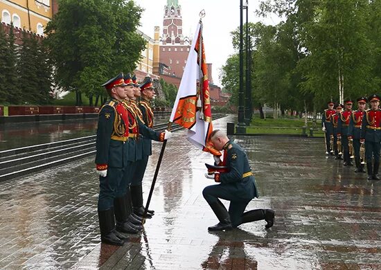 Перед знаменем. Прощание со знаменем части. прощание со знаменем воинской части. преклонение перед знаменем. прощание со знаменем в александровском саду.