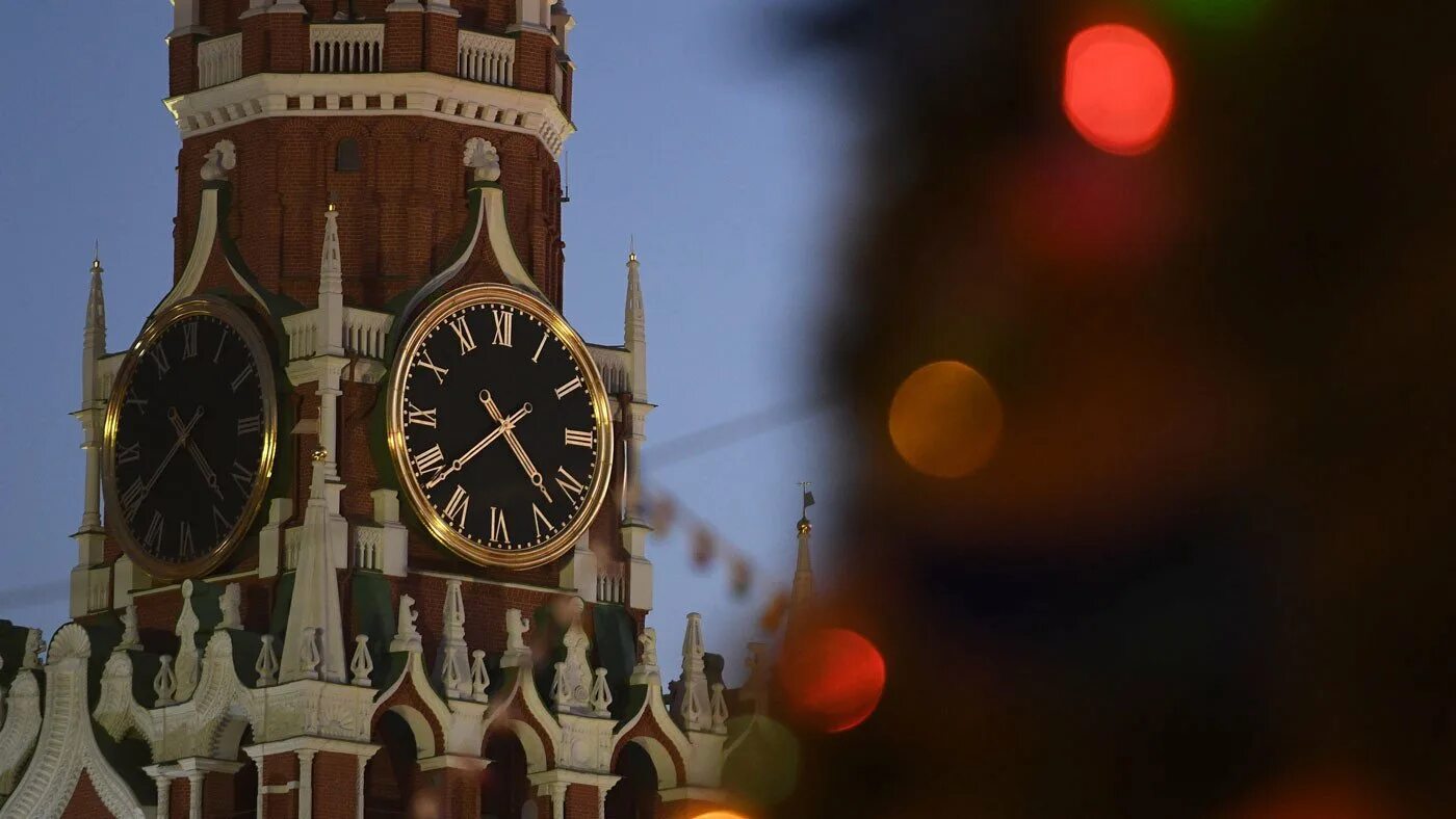 Часы город москва. Куранты на спасской башне московского кремля новый год. куранты на спасской башне московского кремля 12 часов. кремлевские куранты часы на спасской башне бой. куранты на спасской башне московского кремля 12 часов новый год.