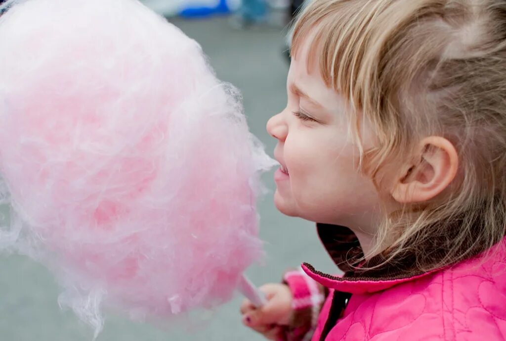 Почему сладкая вата. Cotton Candy сахарная вата. Ребенок с сахарной ватой. Ребенок со сладкой ватой. Разноцветная сладкая вата.