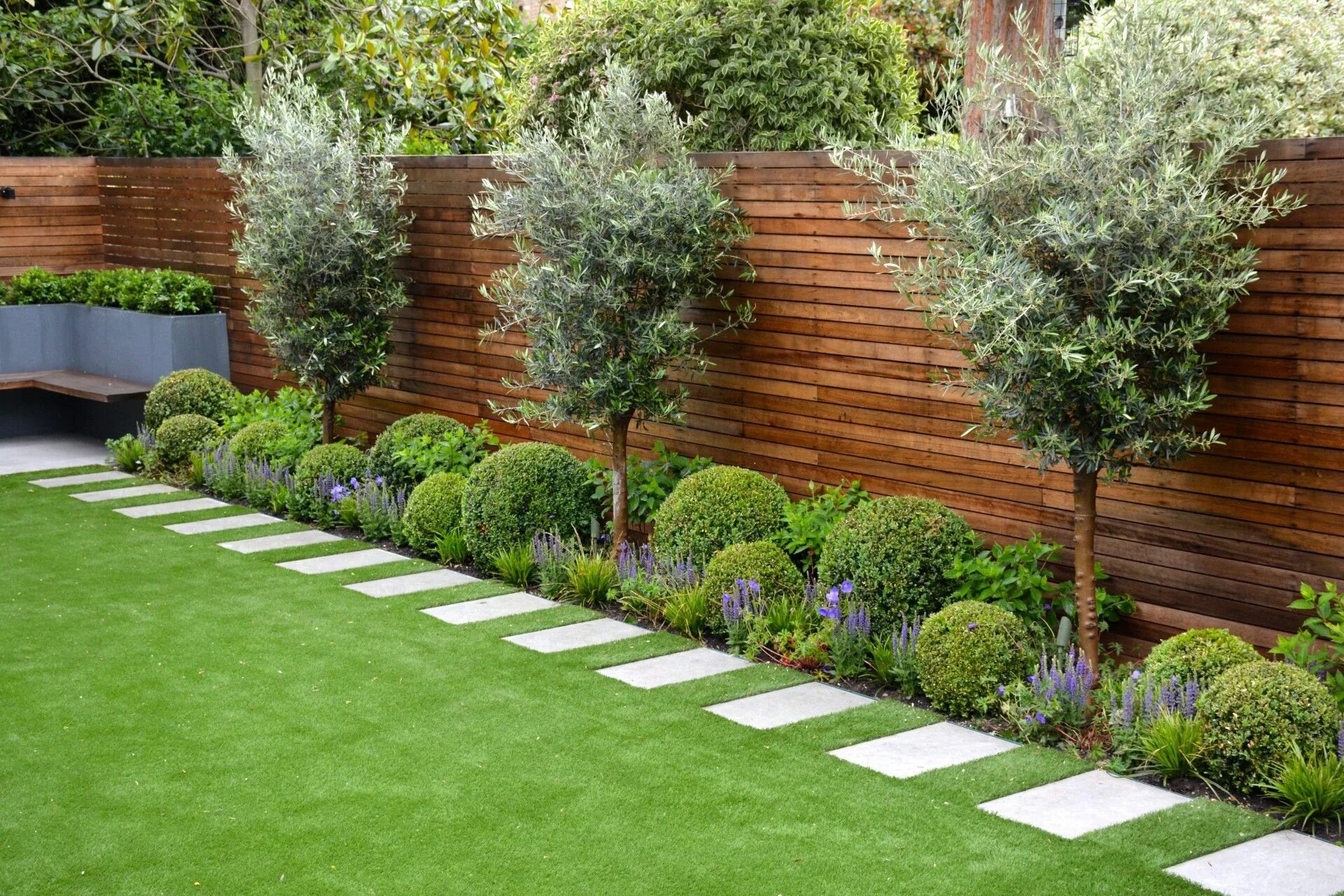 Туи вдоль забора из профнастила Fence landscaping, Fence plants, Fence design