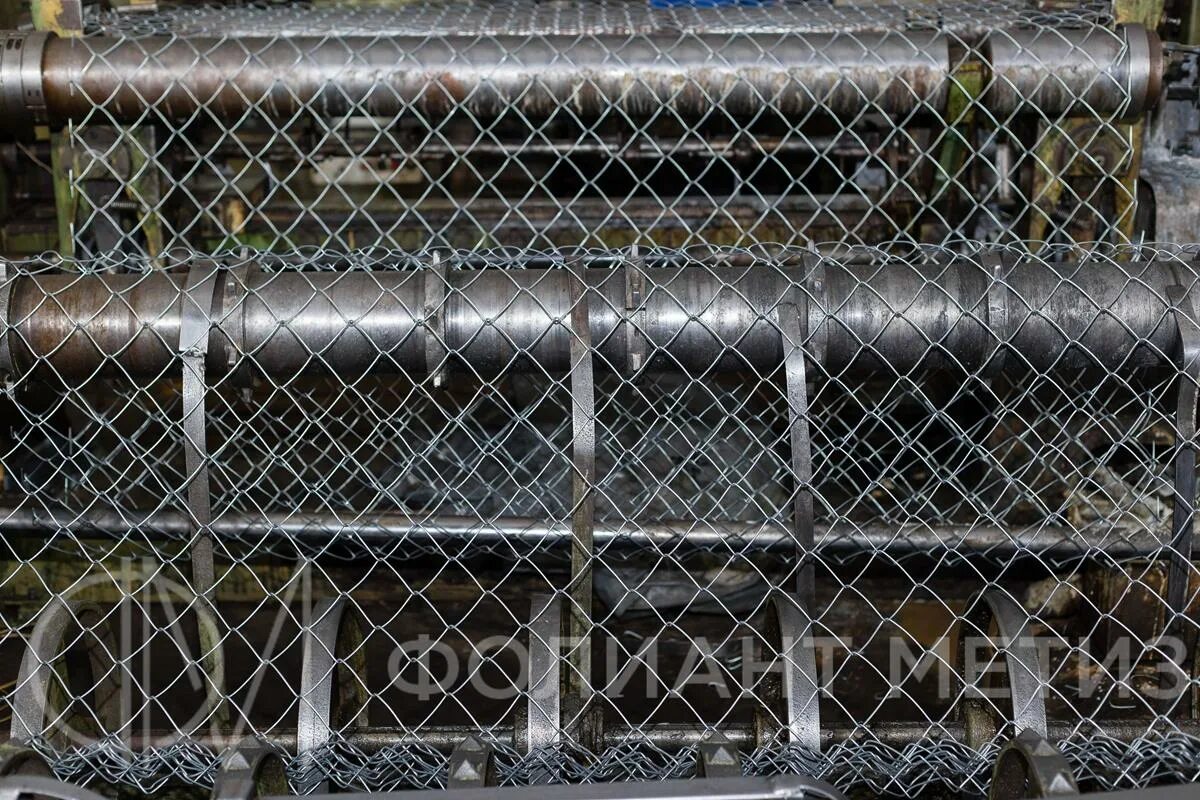 Сетка рабица 2м. Сетка рабица оцинкованная 50х50х1,8 (2,0 х 10 м). Сетку рабицу длиной 40 м разрезали. Крепление сетки рабица. Станок для сетки рабицы.
