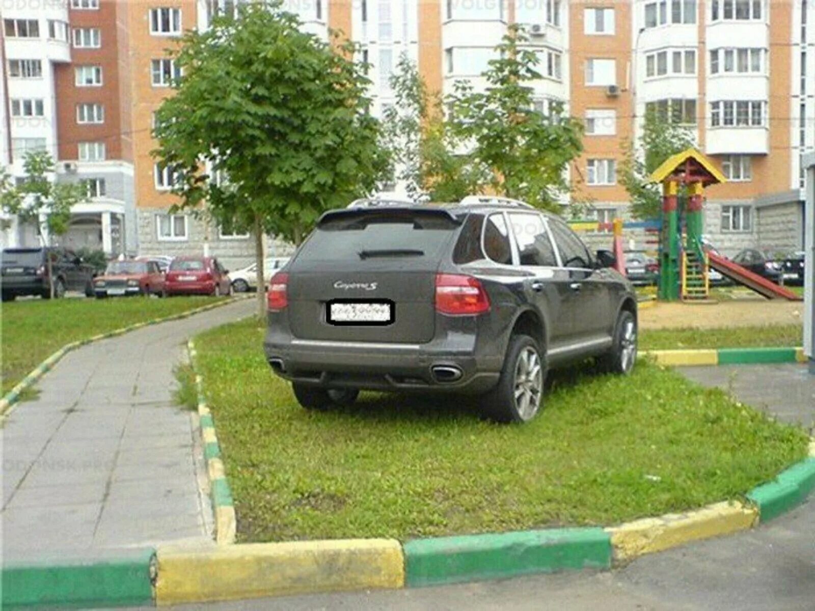 Газон машина. Парковка на газоне. Автомобиль во дворе. Машина на газоне во дворе. Парковка на зеленой зоне