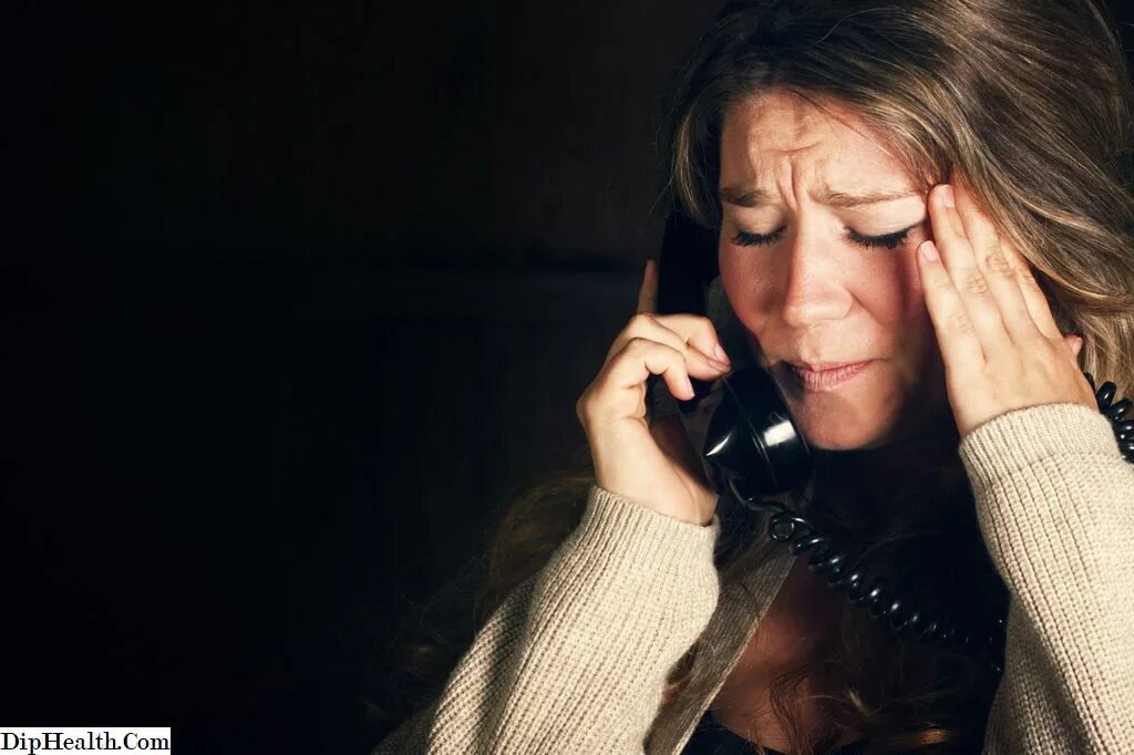 Женщина плачет после. Девушка подслушивает по телефону. Напряжённая у телефона. Phone Call. Crying woman.