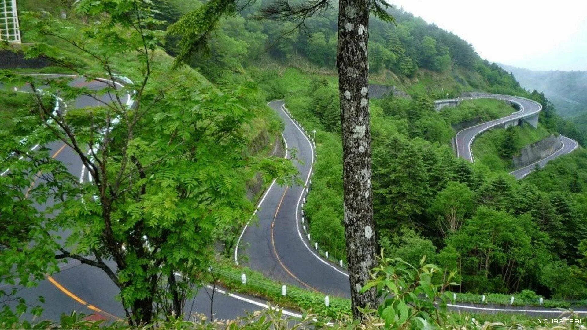 Yellow spring road япония. Гора Акина. Префектура Гумма Япония гора Акина. Гора Акина Япония дорога. Серпантин горы Акина.