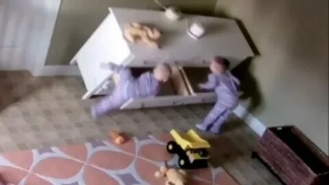 Упал шкаф видео