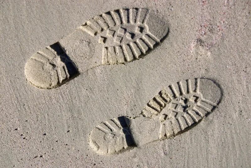 Шаров след в след. Объемные следы. Отпечаток ботинка в грязи. Отпечаток обуви на песке. След ботинка на земле.