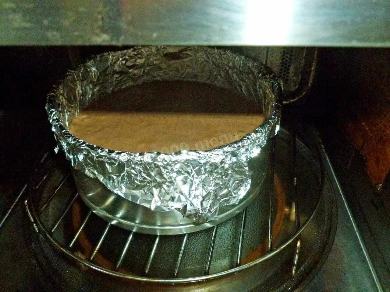 Бисквит в кольце без дна. Форма для бисквита с фольгой. форма для выпечки бисквита. кольцо в фольге для бисквита. кольцо с фольгой для выпечки.